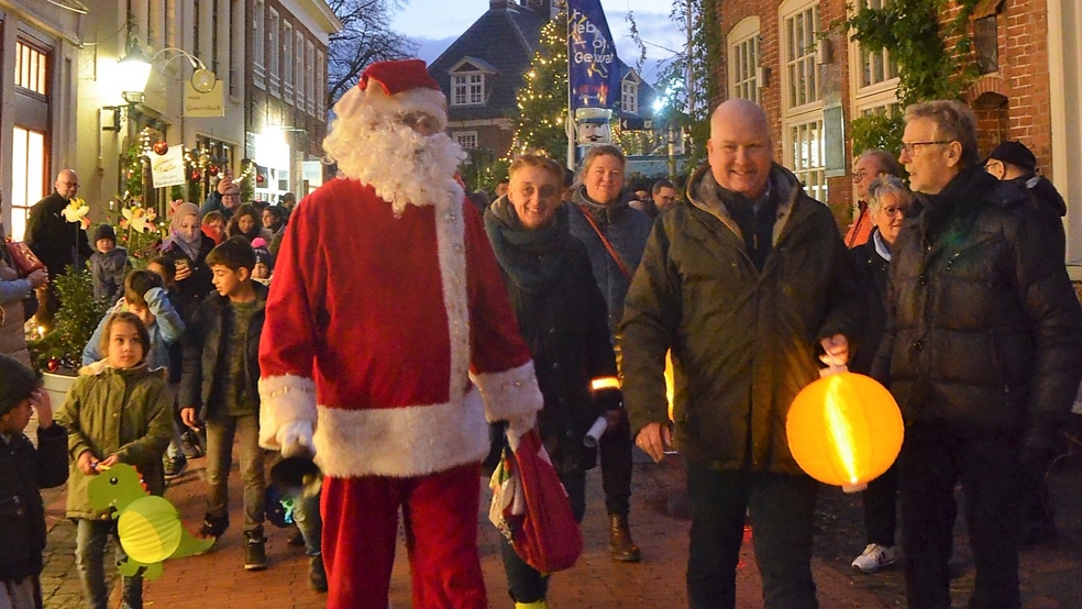 Der Laternenumzug zur Eröffnung des Weihnachtsmarktes startete in der Leeraner Altstadt, Bürgermeister Claus-Peter Horst und der Weihnachtsmann persönlich führten den Umzug an.  © Ammermann