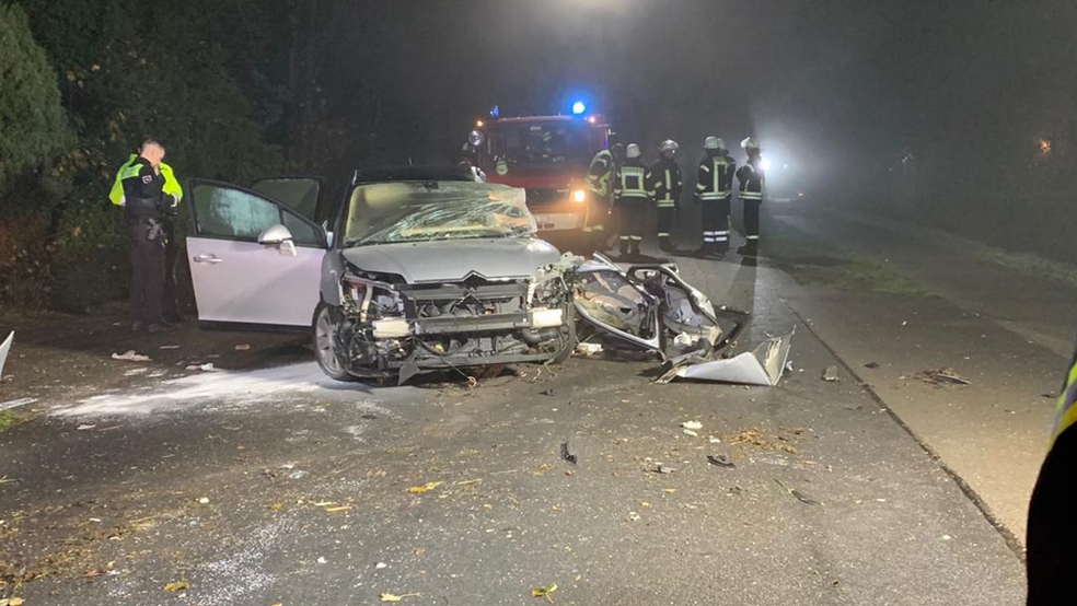 In Lebensgefahr schwebt ein 32-jähriger Autofahrer, der in der Nacht in Klostermoor verunglückt ist. © Feuerwehr Burlage