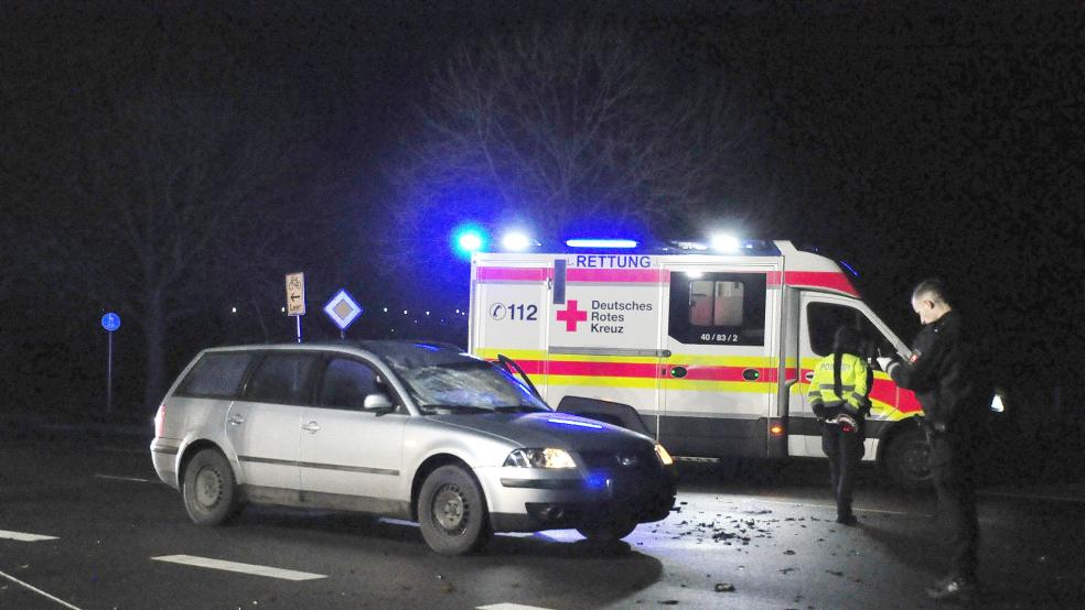 Ein 37-jähriger Fußgänger, der Mann kommt aus Leer, ist in der Nacht in Bingum von einem Auto angefahren worden. Er erlitt schwerste Verletzungen. © Wolters