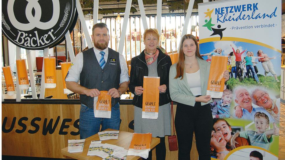 Gemeinsam gegen Gewalt an Frauen: Timo Berge, Filialleiter von Edeka, Angelika Janßen-Harms und Femke Frey von der Stadt Weener an ihrem Aktionsstand bei Edeka.  © Foto: Hoegen