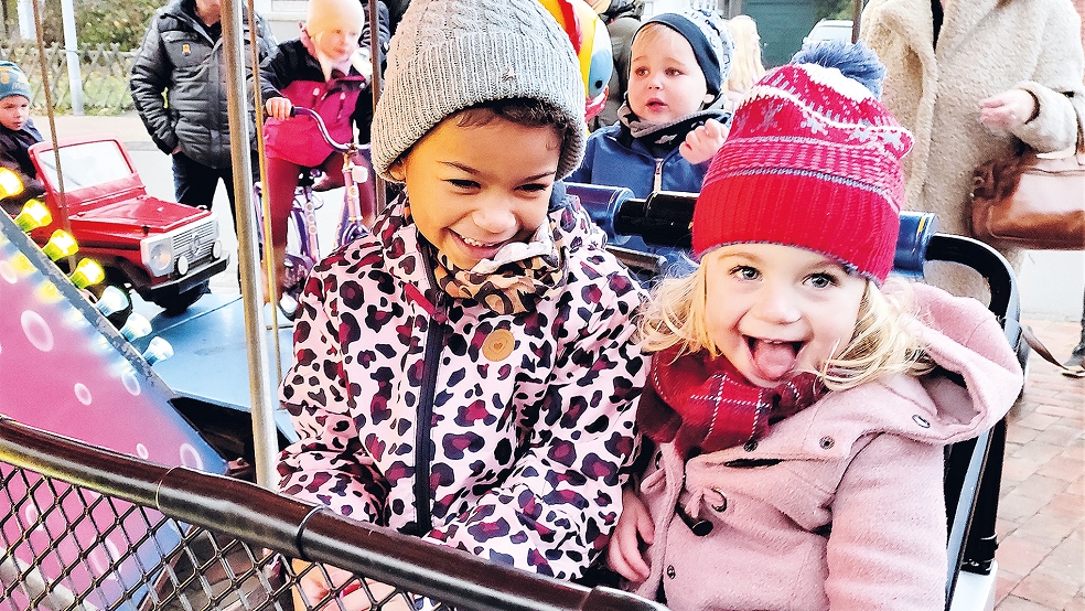 Luise und Maja haben ihren Spaß auf dem Bunder Weihnachtsmarkt. © Foto: Himstedt