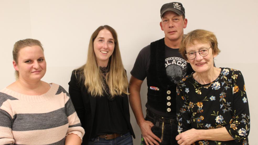 Schriftführerin Anke Meijer (links) und Andrea Hanneken als Kassenwartin des Tierschutz Rheiderland sind von ihren Ämtern zurückgetreten. Neben Hanneken der zweite Vorsitzende Dennis Olker und die erste Vorsitzende Iris Holzapfel. © Busemann