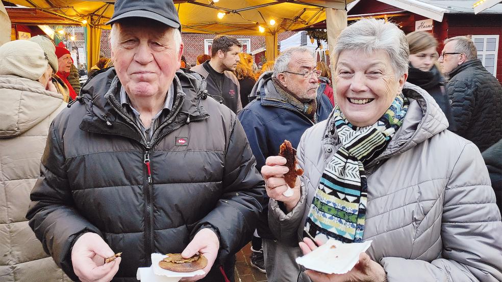 Heiß ersehnt: Am Samstag wurde auf dem Weihnachtsmarkt in Bunde nicht nur die Weihnachtszeit eingeläutet, sondern auch die Speckendicken-Saison.  © Himstedt