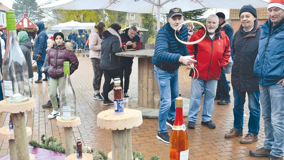 Eine der Spielattraktionen auf dem Jemgumer Weihnachtsmarkt war das Ringewerfen. © Ammermann