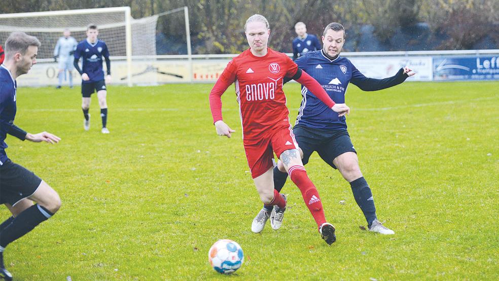 Doppeltorschütze Kevin Karstan und der SV Jheringsfehn/Stikelkamp/Timmel machten es den Bundern um Joost Diepen in der Offensice schwer.  © Fotos: Born