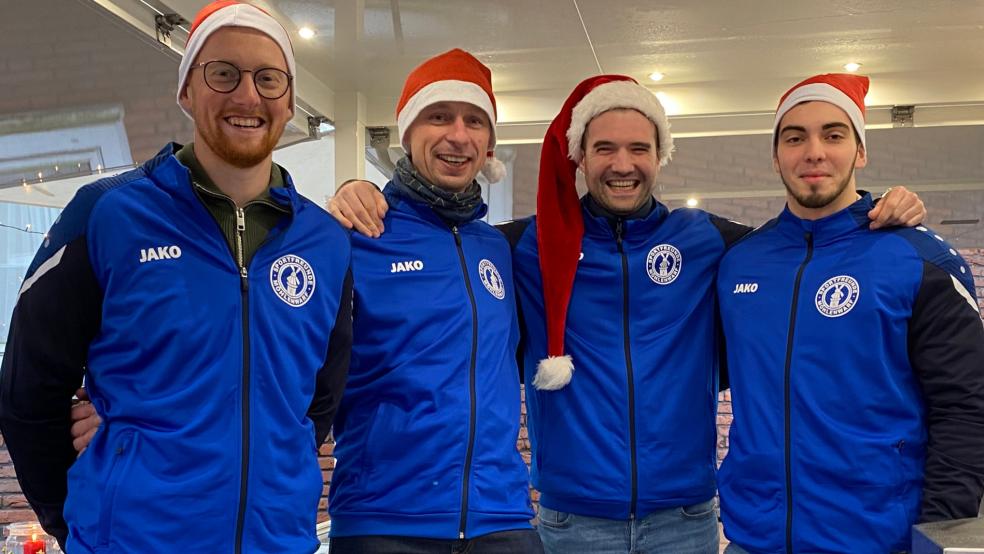 Die Herrenfußballer (von links) Marcel Frey, Johann Lübbers, Ingo Hilbrands und Mirco Meints betreuten festlich bemützt den Stand der Sportfreunde.  © Kuper