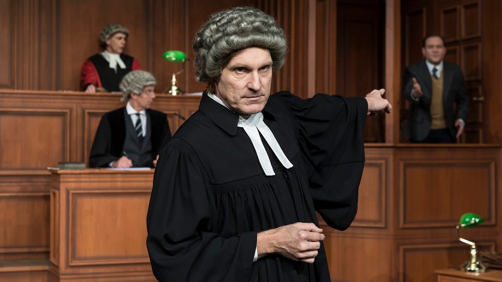 Im Bild eine Szene mit Sven Heiß als Staatsanwalt Myers.  © Foto: Volker Beinhorn