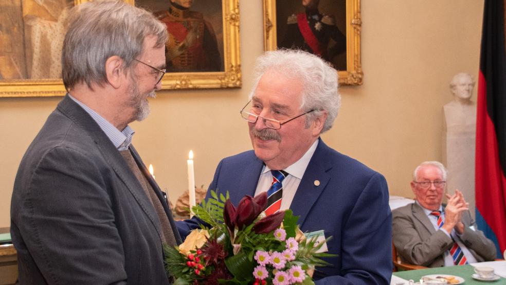 Während der Landschaftsversammlung in Aurich ehrte Landschaftspräsident Rico Mecklenburg auch Theus Graalmann aus Bunde, der der Landschaftsversammlung seit 25 Jahren angehört.  © Foto: Landschaft