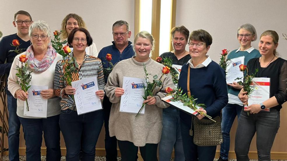 Thomas Fokken (von links), Doris Brender, Maike Scheller, Sonja Ostendorp, Bernhard Ostendorp, Mareike Giese, Kerstin Neemann, Angelika Kruizenga, Beate Bock und Jasmin Schmidt nahmen ihre Ehrung persönlich entgegen.  © Foto: privat