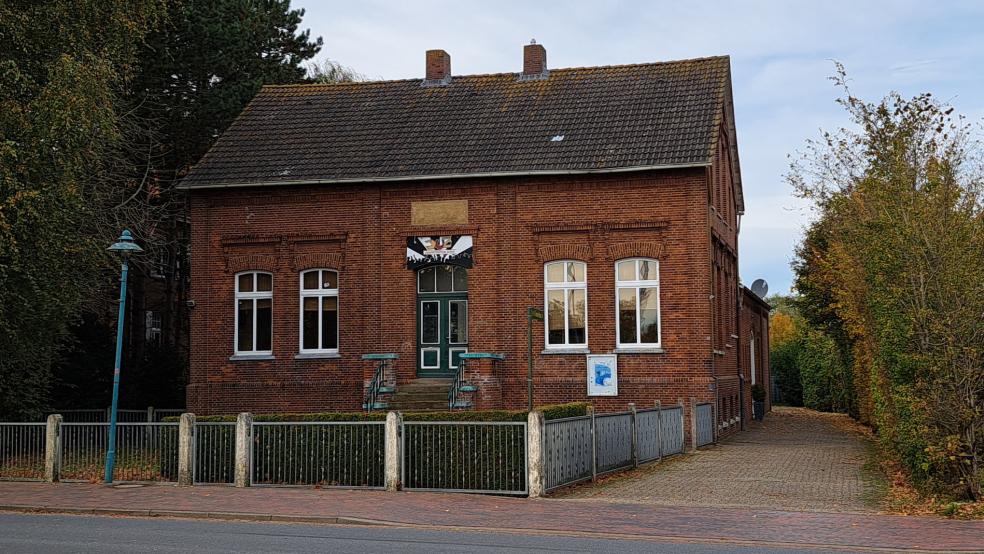 Unter Denkmalschutz: Über der Eingangstür des früheren Pfarrhauses an der Neuschanzer Straße in Bunde hängt noch das Schild des Jugendzentrums. Mittelfristig soll das leerstehende Gebäude grundsaniert und wieder genutzt werden.  © Foto: Szyska