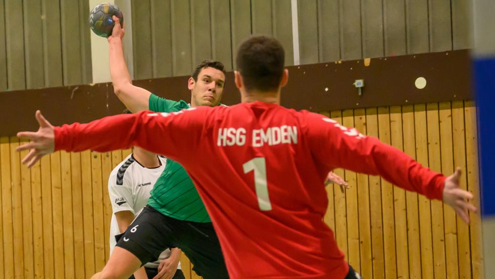 Holthusens Nico Havrilla konnte in dieser Szene HSG-Keeper Daniel Schröder für seinen einzigen Treffer überwinden. Insgesamt trafen zehn TuS-Akteure mindestens einmal.  © Foto: Bruins