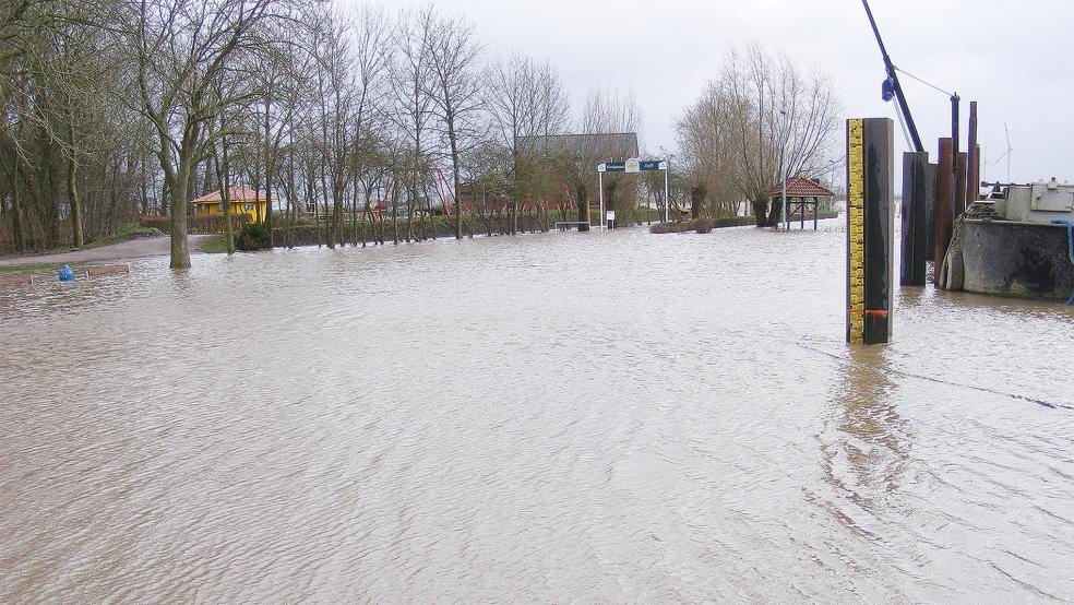 Die drei Sturmtiefs »Zeynep«, »Ylenia« und »Antonia«, die unter anderem den Jemgumer Hafen überfluteten, sorgten für mehr als 12.000 Schadensfälle .  © Archivfoto: Szyska