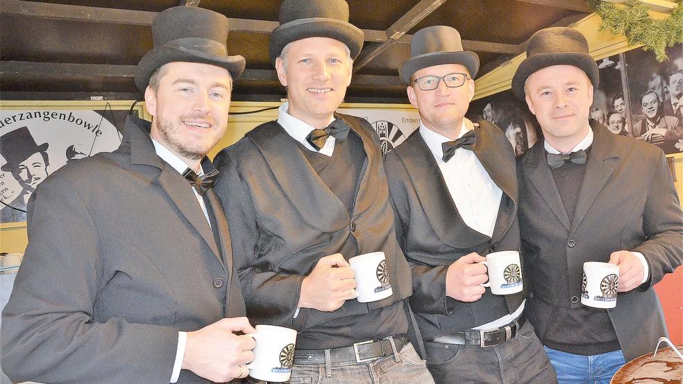 »Jeder nur einen wönzigen Schlock«: Diese gut gekleideten Herren mit Fliege und Hut verkauften Feuerzangenbowle für den guten Zweck auf dem Weihnachtsmarkt.  © Fotos: Ammermann