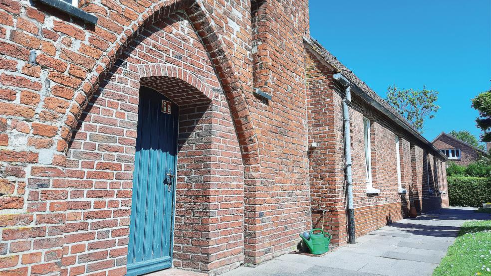 Das Gemeindehaus (rechts) wurde an den Glockenturm der 1776 errichteten Kirche in Pogum angebaut. Aus der Sanierung wird jedoch vorerst nichts, nachdem der Kirchenkreis bereits bewilligte Finanzmittel nun doch nicht aufbringen will.  © Archivfoto: Szyska
