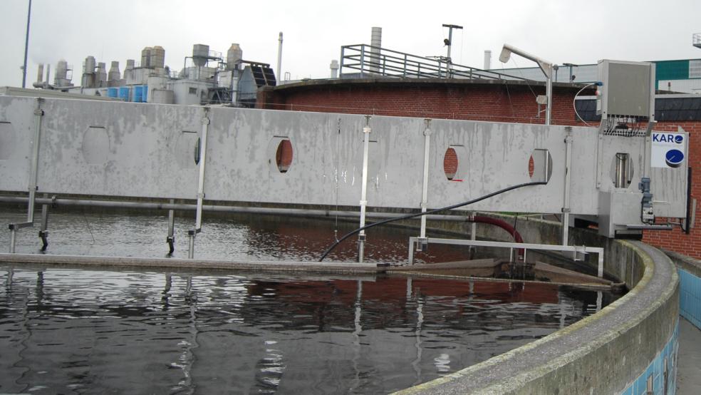 In die technischen Anlagen ihres Klärwerks am Emsdeich investiert die Stadt Weener derzeit erhebliche Summen.  © Foto: Hoegen