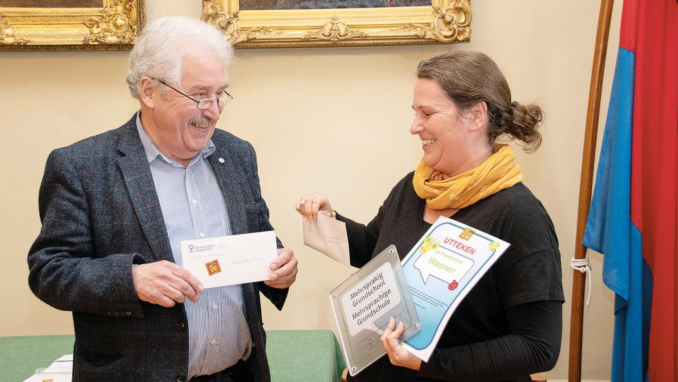 Für die Grundschule Weener nahm Inga-Katharina Meyer die Auszeichnung »Mehrsprachige Grundschule« entgegen.<br />  © Foto: Landschaft