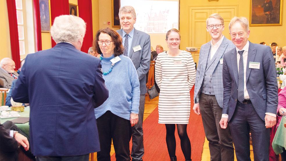 Neu in der Landschaftsversammlung: Engeline Kramer aus Leer, Gerd Dählmann aus Hesel, Jessika Tuitjer aus Nortmoor, Steffen Haake aus Uplengen und Andreas Meinders aus Rhauderfehn. © Sebastian Schatz/Landschaft