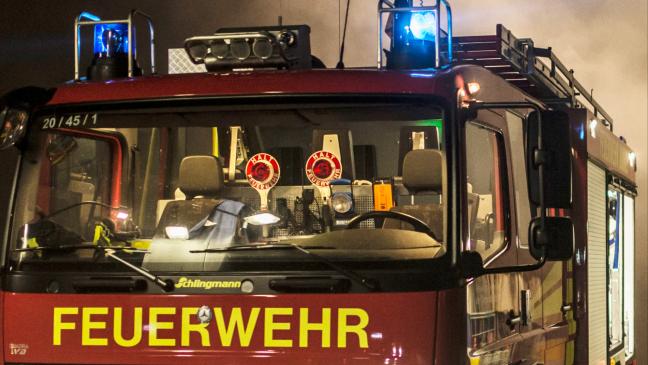 Feuerwehr löscht brennenden Traktor