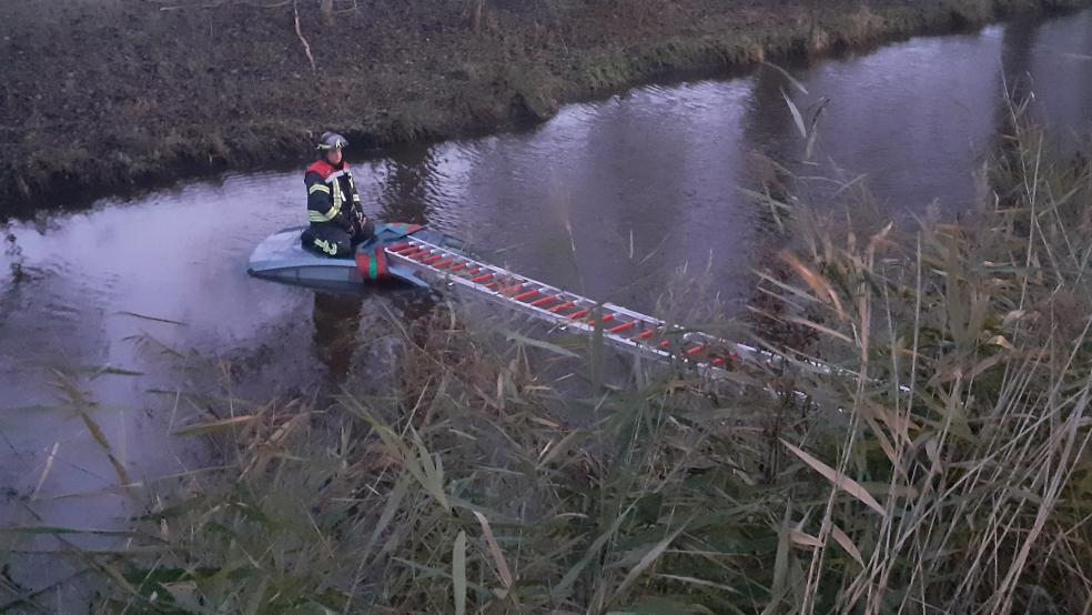 Die Feuerwehr Bunde rückte zur Hilfeleistung aus, nachdem der Opel Astra ins Wymeerer Sieltief geraten war. © Berents