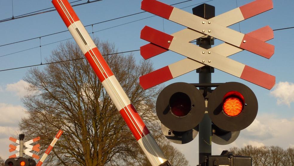 Trotz schließender Schranken (Beispielfoto) versuchte ein Autofahrer in Leer, den Bahnübergang an der Bremer Straße zu queren.  © pixabay