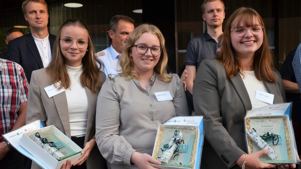 In diesem Jahr wurden unter anderem die gebürtige Ditzumerin Frauke Schröder, die Bunderin Lena Oorlog und die Weeneranerin Wiebke Backer (von links) mit dem Preis ausgezeichnet. Nun werden Vorschläge für die Preisvergabe 2023 angenommen. © Ammermann (Archiv)
