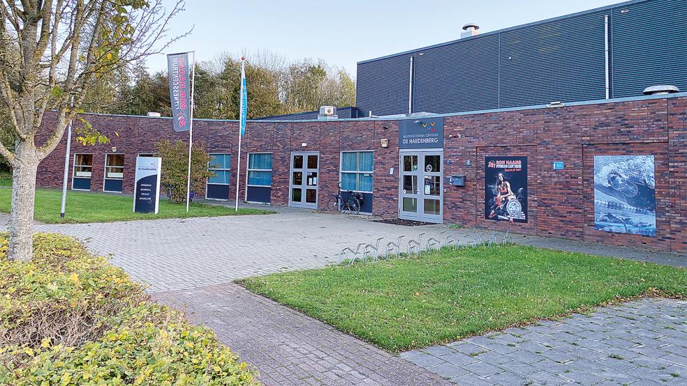Ein Teil des multifunktionalen Zentrums »De Hardenberg« der Gemeinde Oldambt in Finsterwolde soll verkauft werden. Eine noch zu gründende Bürgerinitiative ist eine von fünf Kaufinteressenten. Das Schwimmbad des Sportzentrums mit bewegbarem Boden wird während der Winterpause des Friesenbads auch von der DLRG-Ortsgruppe Weener für Trainingszwecke genutzt.  © Foto: Kuper