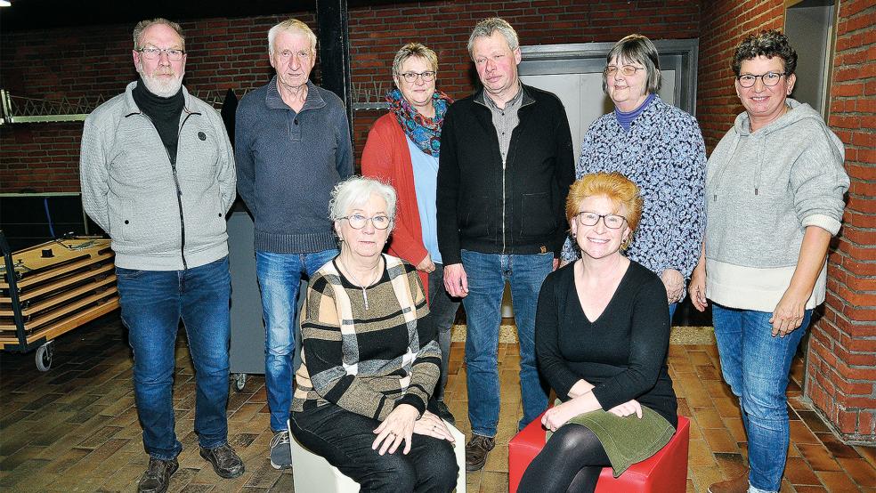 Der Vorstand der Heimatbühne Bingum: (vorne von links) Hildegard Weber und Conny Helmers sowie (hinten von links) Curt Weber, Georg Robbe, Silvia Reich, Friedrich Reich, Inge Marquardt und Heike Pruijsen.  © Foto: Wolters