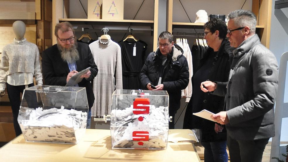 Die Ziehung der Gewinnlose erfolgte heute unter notarieller Aufsicht im Esprit-Store in der Fußgängerzone in Leer. © Wolters