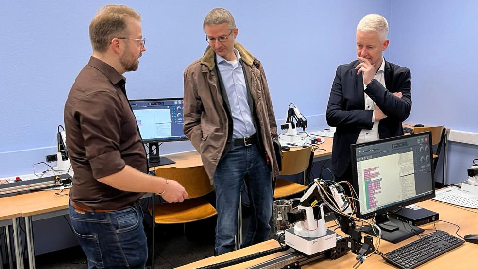 Im neuen Robotik-Labor der Oberschule Kloster Barthe in Hesel (von links): Fachlehrer Christian Brahms, Werner Willig von der Landesinitiative n-21 und Landrat Matthias Groote.  © Foto: Landkreis Leer