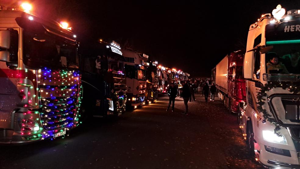 Auf dem Platz vor der ehemaligen Oberschule an der Floorenstraße in Weener sammelten sich die mit bunten Lichterketten dekorierten Trucks, ehe es pünktlich um 18 Uhr gruppenweise auf die Rundstrecke ging. © Szyska