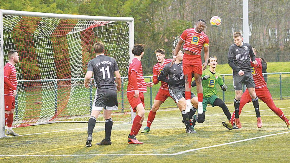 Lukas Kappernagel (dunkles Trikot rechts) brachte in dieser Szene den TV Bunde in Aurich mit einem Kopfballtor nach Ecke von Tim Huxsohl wieder auf 2:3 heran.  © Foto: Born