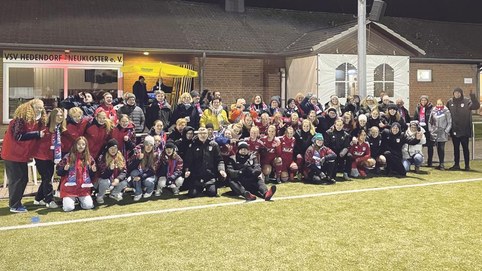 Fans und Team bejubelten im Anschluss an die Partie beim VSV Hedendorf-Neukloster ihren deutlichen Auswärtssieg.  © Foto: Koppelkamm