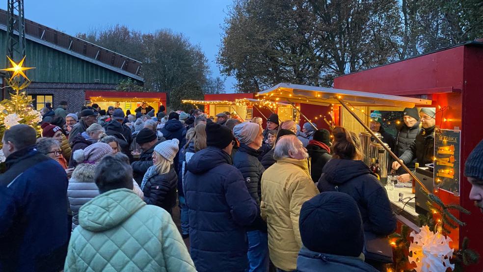 Brechend voll war es am Sonntag in Diele auf dem ersten Weihnachtsmarkt des Schützenvereins.  © Foto: Kuper