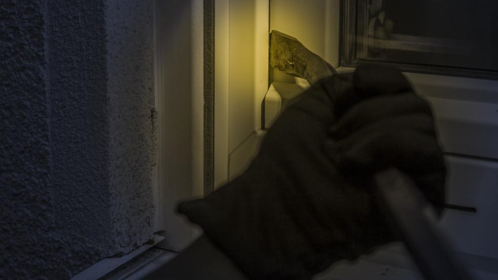 Nach bisherigen Erkenntnissen hebelten die Einbrecher zwischen Freitagmorgen und Montagnachmittag ein Fenster auf, um in die Wohnung zu gelangen. © Pixabay (Symbolfoto)