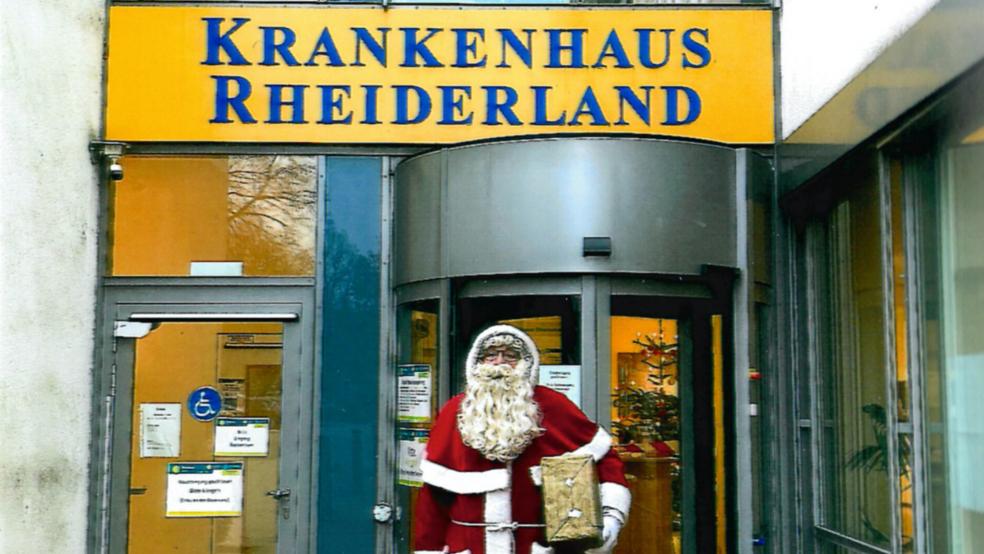 Der Nikolaus hatte Stutenkerle für Patienten und Mitarbeiter des Krankenhauses im Gepäck. © Foto: privat