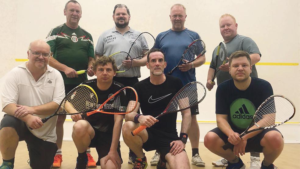 Spielten den Weihnachtsmeister aus: Werner Hegemann (oben von links), Robert Schute, Siggi Brake, Ronny Bolschwig, sowie Mathias Urban (unten von links), Daniel Niesing, Martin Bonner und Christian Kassens.  © Foto: privat