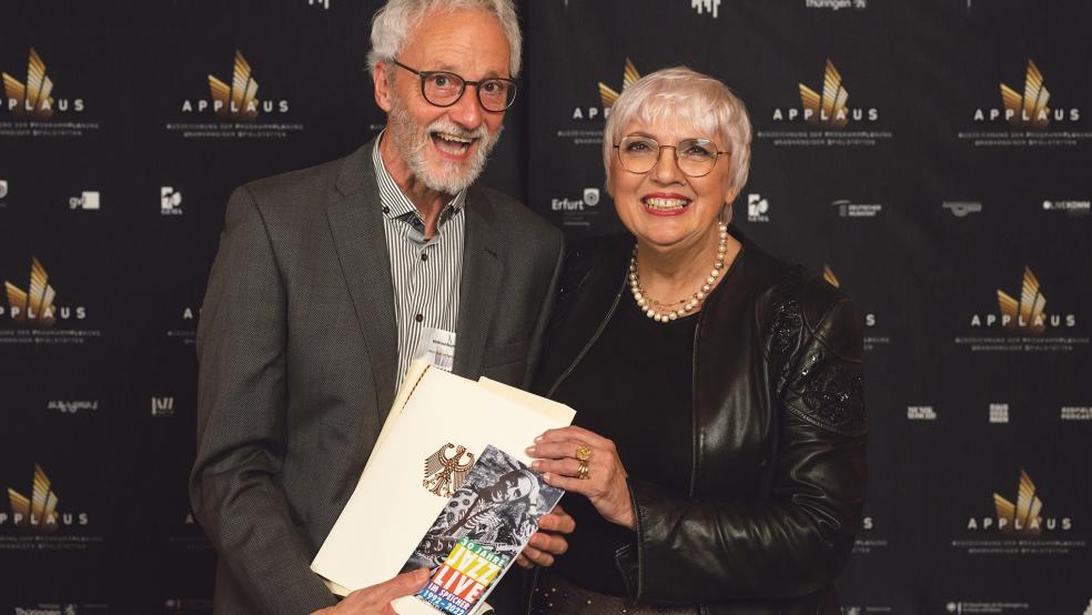Mehr als guter Dinge war Wilfried Berghaus, als Kulturstaatsministerin Claudia Roth ihm den Musikpreis »Applaus 2022« überreichte. Jetzt hofft er auf einen Neubeginn bei der Konzertreihe »Jazz live im Speicher«.  © Foto: Michael Reichel