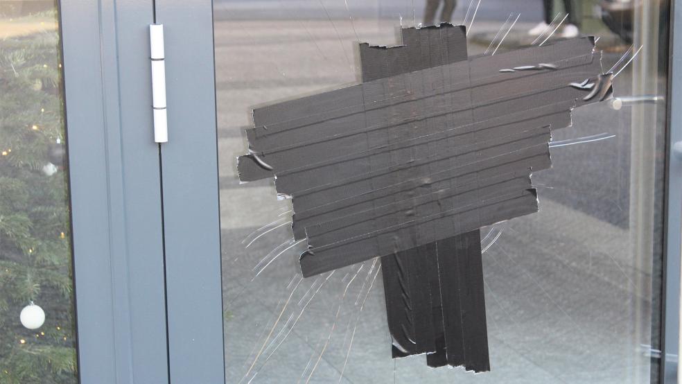 Provisorisch mit Panzertape abgeklebt worden ist die EIngangstür der »Riverside Church Rheiderland« in der Bahnhofstraße in Weener. Ein 42-jähriger Mann soll sie mit einem Stein beschädigt und anschließend drei weitere Taten begangen haben, ehe die Polizei ihn stellte.  © Foto: Busemann