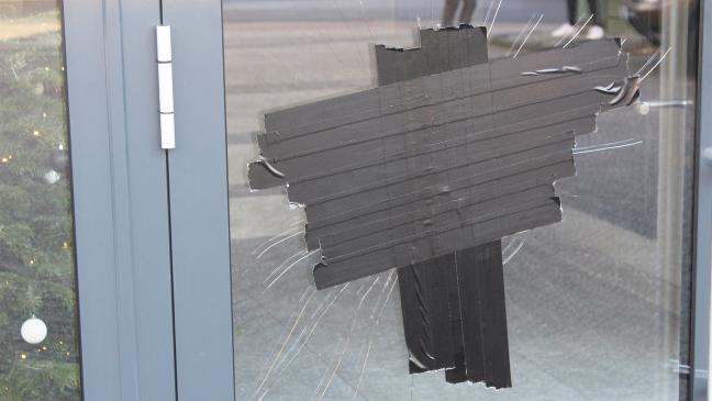 Mann wirft in Weener Scheiben ein