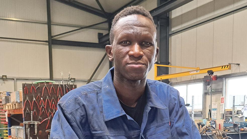 Seine kurz zuvor erteilte Arbeitserlaubnis wurde Abdoul Diallo wieder entzogen, weshalb er seine Arbeitsstelle bei der Seelan Elektromotoren GmbH in Weener verlor. Sein Schicksal bekam mediale Aufmerksamkeit, am Dienstag filmte ein Team des TV-Senders RTL in den Produktionshallen.  © Foto: Szyska