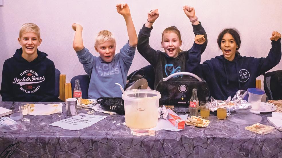 Als der Kuchen am frühen Nachmittag ausverkauft war, halfen die Konfirmanden fleißig mit, damit die Besucher zum Tee auch Waffeln essen konnten.  © Foto: Kirchengemeinde