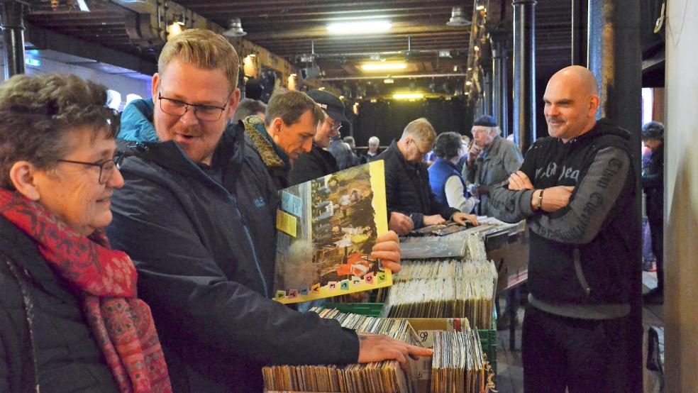 Auch Jan Hauke Luikenga aus Weener (2. von links) stöberte auf der Plattenbörse in Leer.  © Fotos: Ammermann