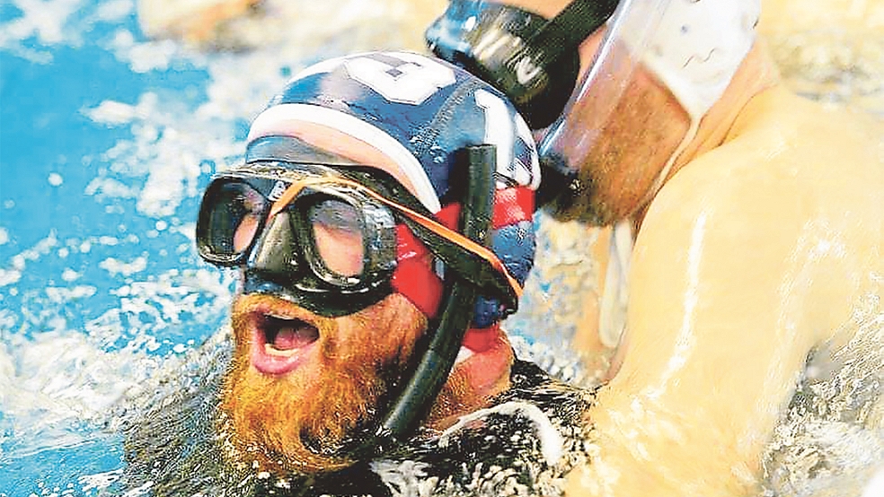 Luft holen und abtauchen: Florian Walker spielt Unterwasser-Rugby.  © Foto: privat
