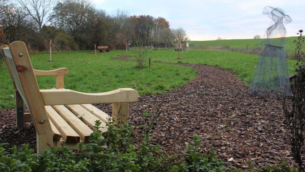 Bänke, Bäume und Blumen prägen die Naturfläche. Sie hat sich zu einem Treffpunkt für das ganze Dorf entwickelt. © Busemann