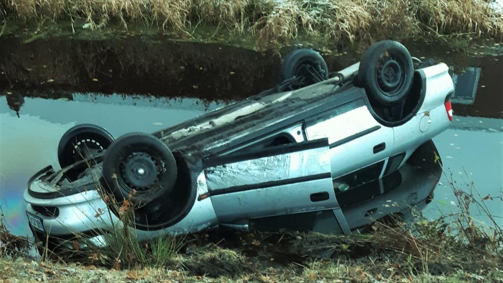 Auf eisglatter Straße ist heute morgen eine 27-jährige Autofahrerin mit ihren beiden Kindern verunglückt, ihr Auto landete in einem Kanal. Ein Autofahrer retttete die Familie.  © Foto: Feuerwehr