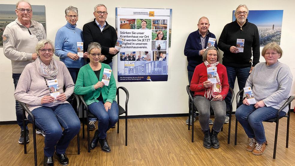 Werben um neue Mitglieder: (stehend von links) Berni Ostendorp, Doris Geuken, Helmut Geuken, Manfred Pals und Ferdinand Reit sowie (sitzend von links) Helga Reit, Barbara Ostendorp, Margret Koop und Ulrike Tirrel.  © Foto: Allgemeiner Krankenhausverein