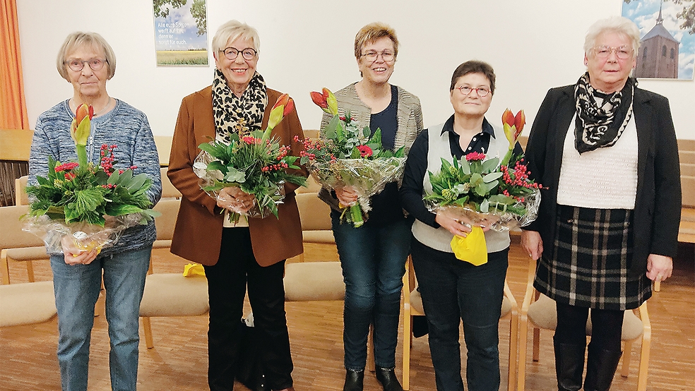 Alma Sass (von links), Gerda Buss, Wilma Müller und Etta Türke wurden für ihre lange Mitgliedschaft in der Liedertafel geehrt. Die Vorsitzende Gertrud Cordes gratulierte.  © Foto: privat