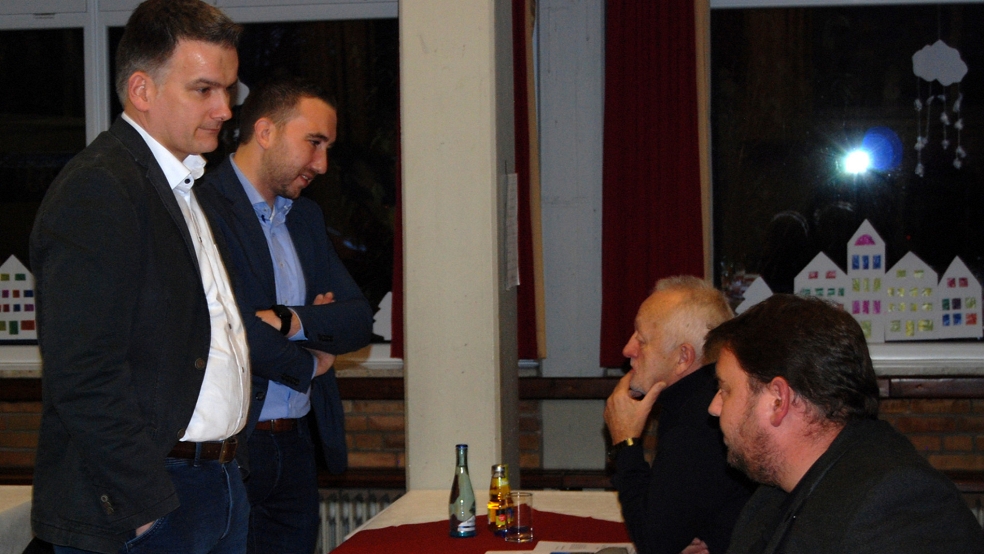 Bundes Bürgermeister Uwe Sap (links) und Nico Bloem im Gespräch mit Konrad Kruse und Rainer Smidt (vorne), Vertreter von Bürgermeister Hans-Heter Heikens.  © Foto: Hoegen