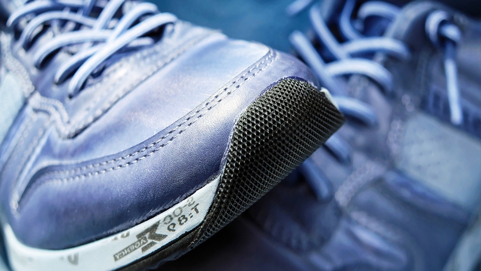Mit Turnschuhen an den Füßen, hier ein Symbolbild, die er gerade in einem Schuhgeschäft gestohlen hatte, flüchtete ein Ladendieb in die Fußgängerzone.  © Foto: Pixabay