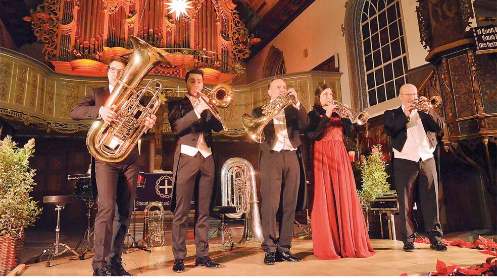 Begeisterten das Publikum in Leer »Harmonic Brass«, das sind Karl-Wilhelm Hultsch (Tuba), Alexander Steixner (Posaune), Andreas Binder (Horn), Elsabeth Fessler (Trompete) und Hans Zellner (Trompete).   © Foto: Ammermann